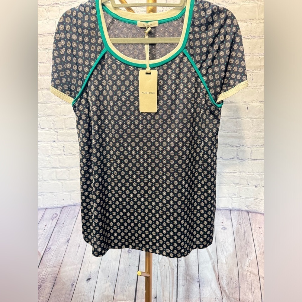 Pleione Short Sleeve Geometric Top with white/green trim NWT